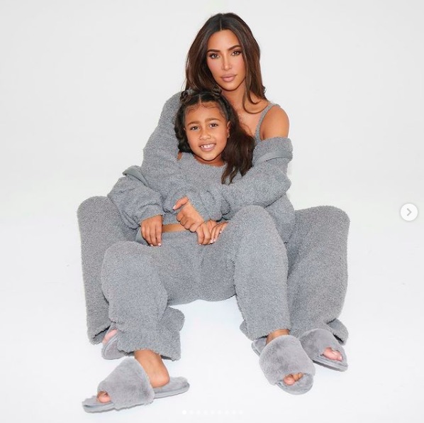 カーダシアン家に“珍メンバー”加わる！（画像は『Kim Kardashian West　2020年11月16日付Instagram「The drop you’ve been waiting for: NEW ＠SKIMS Cozy styles and our first ever sets for KIDS!」』のスクリーンショット）