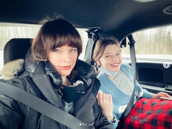 ミラと長女エヴァーちゃん（画像は『Milla Jovovich　2021年3月26日付Instagram「My new career as... a Chaperone!」』のスクリーンショット）