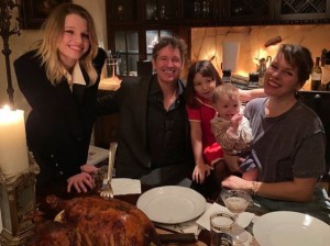 左からエヴァーちゃん、アンダーソン氏、ダシールちゃん、オシアンちゃん、ミラ（画像は『Milla Jovovich　2020年11月27日付Instagram「Happy Thanksgiving everyone!」』のスクリーンショット）