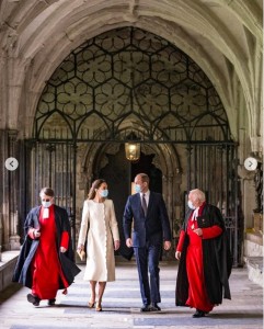 キャサリン妃のコートドレスが「ウェディングドレスを彷彿させる」と話題に（画像は『Duke and Duchess of Cambridge　2021年3月23日付Instagram「Since March, Westminster Abbey has been providing up to two thousand life-saving jabs each week to local Westminster residents.」』のスクリーンショット）
