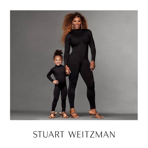 オリンピアちゃん、ママのサンダルを履いてご機嫌！（画像は『Serena Williams　2021年3月3日付Instagram「I guess a love of shoes runs in the family!」』のスクリーンショット）