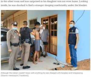警官に起こされ、その場で逮捕されたアティット（画像は『The Indian Express　2021年3月28日付「WATCH: Thai burglar falls asleep while robbing, woken up by cops」（Source: tnewssurin/ Facebook）』のスクリーンショット）