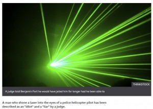 レーザーポインターは網膜を傷つけることも（画像は『BBC News　2021年2月27日付「Man jailed after shining laser at police helicopter」（THINKSTOCK）』のスクリーンショット）