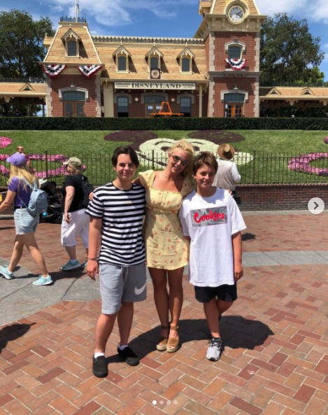 2019年8月に公開したディズニーランドでの親子ショット（画像は『Britney Spears　2019年8月5日付Instagram「Great time at Disneyland today」』のスクリーンショット）