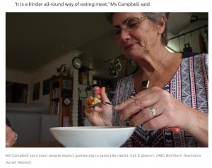 モルモットの肉には「トマトベースの味付けがよく合う」とコールさん（画像は『ABC News　2021年3月9日付「Tasmanian couple farm ‘sustainable’ guinea pig meat, a common protein source overseas」（ABC Northern Tasmania: Sarah Abbott）』のスクリーンショット）