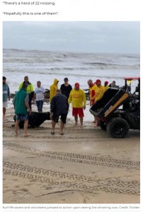 通報を受けたライフセーバーが駆けつけて牛を保護（画像は『7NEWS.com.au　2021年3月21日付「Distressed cow rescued from surf as being swept away in flood near Taree during storm」（Credit: Twitter）』のスクリーンショット）