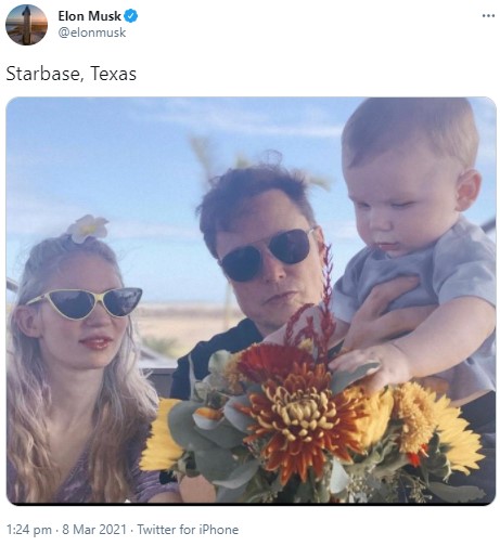 花に手を伸ばすX Æ A-XII君とグライムス＆イーロン・マスク（画像は『Elon Musk　2021年3月8日付Twitter「Starbase, Texas」』のスクリーンショット）