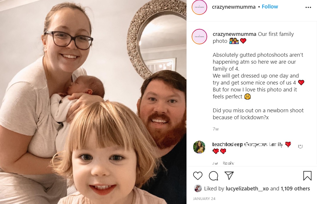 フレディ君誕生後、初めて撮影した家族写真（画像は『Ella Roberts　2021年1月24日付Instagram「Our first family photo」』のスクリーンショット）