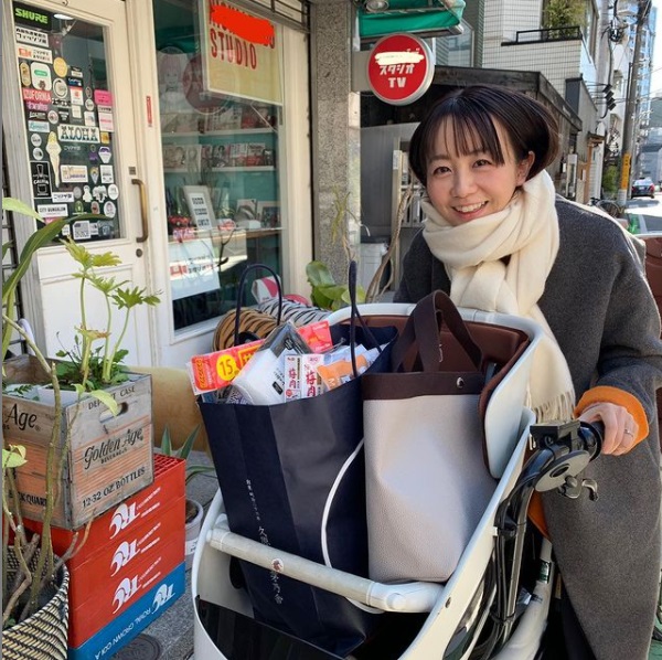 愛用の電動自転車と福田萌（画像は『福田萌　2021年2月19日付Instagram「電動のママチャリとももうすぐお別れだ」』のスクリーンショット）