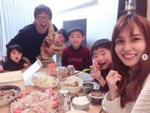 9回目の結婚記念日を祝う、原口あきまさ・福下恵美夫妻と4人の息子（画像は『原口あきまさ　2019年3月14日付Instagram「祝！九回目の結婚記念日。」』のスクリーンショット）