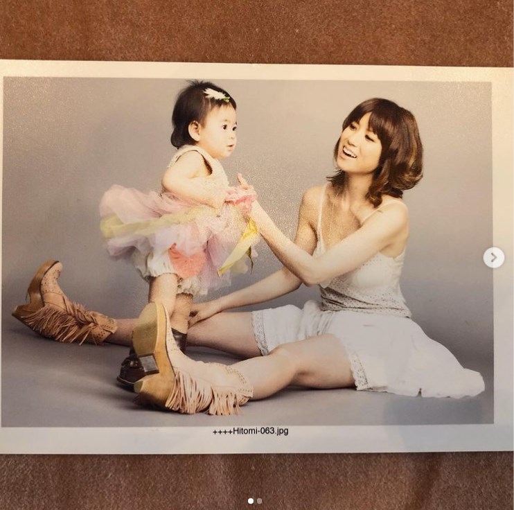 hitomi、チュチュを着た幼い頃の娘と（画像は『hitomi　2020年4月18日付Instagram「写真の整理 懐かしいムスメとの写真」』のスクリーンショット）