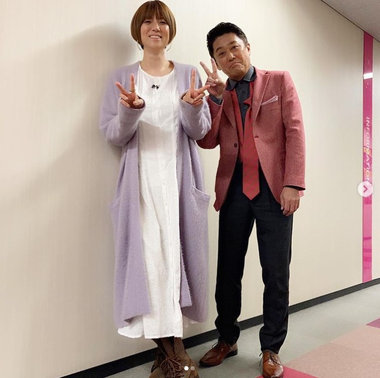 hitomiと坂上忍『バイキングMORE』オフショット（画像は『hitomi　2020年11月12日付Instagram「廊下で写真を撮っていたら坂上さんが入ってくれました」』のスクリーンショット）