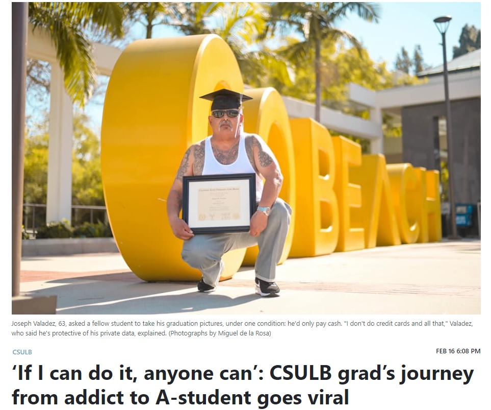 努力を重ね、最優秀成績者の1人として卒業した62歳の男性（画像は『Long Beach Post　2021年2月16日付「‘If I can do it, anyone can’: CSULB grad’s journey from addict to A-student goes viral」（Photographs by Miguel de la Rosa）』のスクリーンショット）