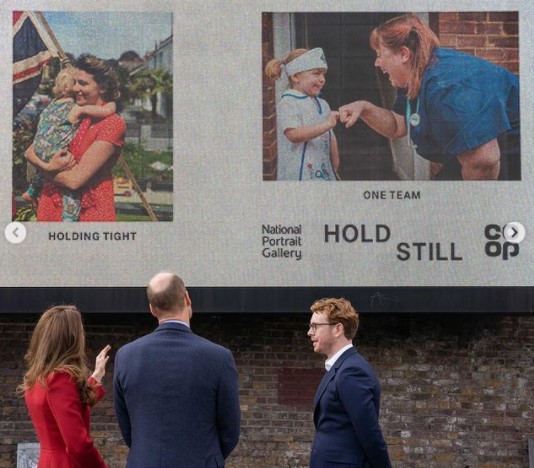 昨年10月、ウォータールー駅の外に展示された写真（画像は『Duke and Duchess of Cambridge　2020年10月20日付Instagram「Having seen the incredible response from people around the UK to the digital exhibition, we have brought ＃HoldStill2020 to the streets of the UK.」』のスクリーンショット）
