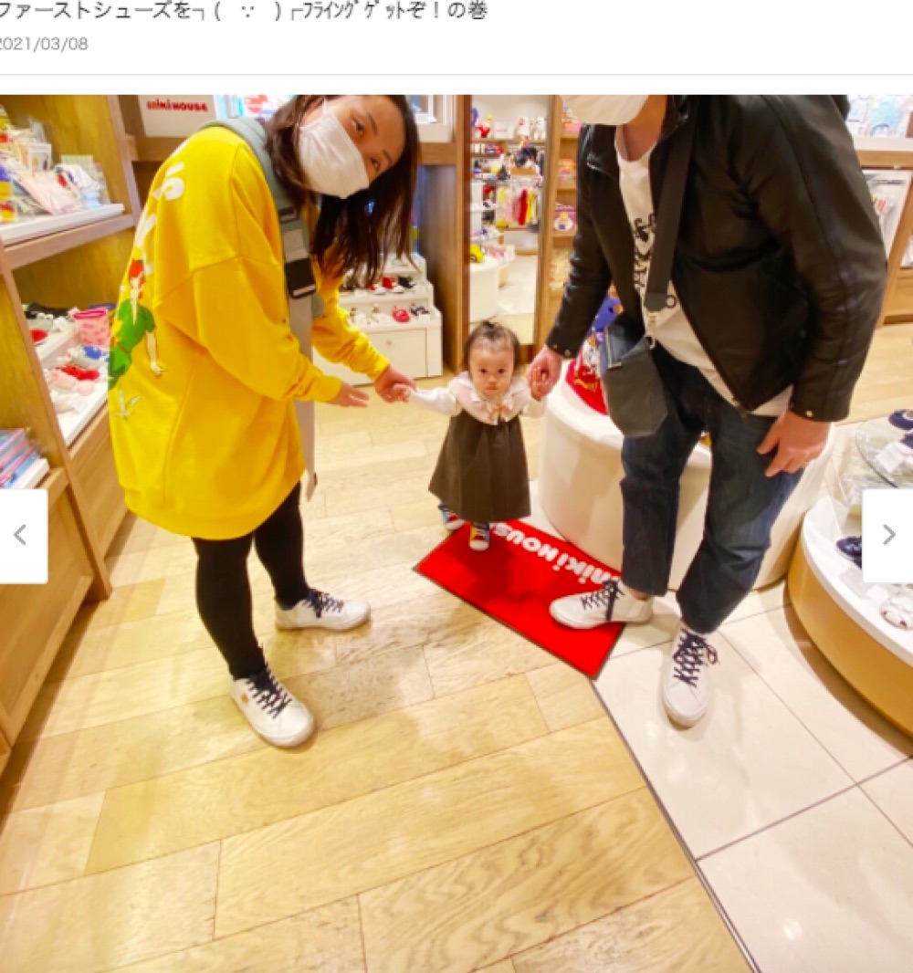 この日初めて娘の靴を購入したキンタロー。（画像は『キンタロー。　2021年3月8日付オフィシャルブログ「ファーストシューズをフライングゲットぞ！の巻」』のスクリーンショット）