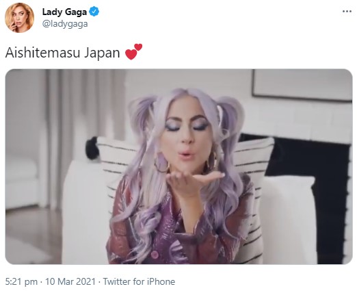「アイシテマス」と投げキスを送ったガガ（画像は『Lady Gaga　2021年3月10日付Twitter「Aishitemasu Japan」』のスクリーンショット）