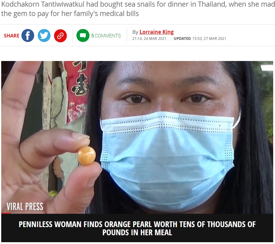 オレンジ色の天然真珠「メロパール」を発見した女性（画像は『Mirror　2021年3月27日付「Penniless woman finds orange pearl worth tens of thousands of pounds in her meal」（Image: ViralPress）』のスクリーンショット）