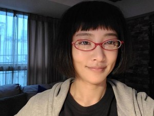 ドラマの役作りでメガネをかけた夏菜（画像は『夏菜 NATSUNA　2021年3月22日付Instagram「いよいよ今夜から「スイートリベンジ」が放送＆配信がはじまります」』のスクリーンショット）