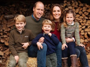 ウィリアム王子＆キャサリン妃と3人の子供達（画像は『Duke and Duchess of Cambridge　2020年12月16日付Instagram「The Duke and Duchess are delighted to share a new image of their family, which features on their Christmas card this year.」』のスクリーンショット）