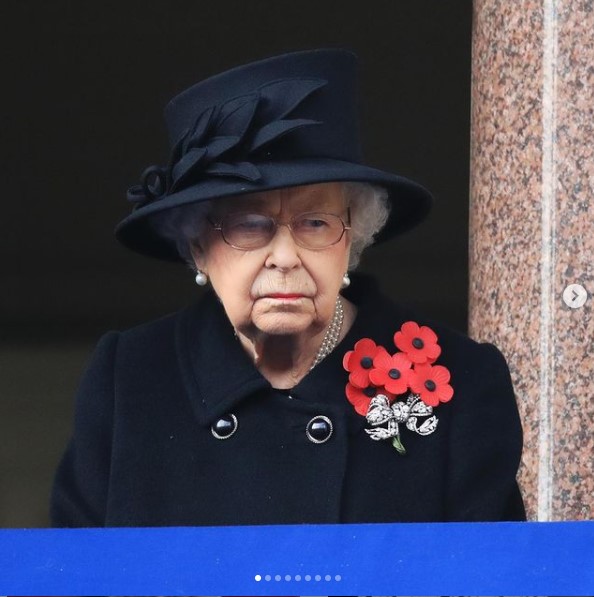 「家族全員が悲しみに暮れている」とエリザベス女王（画像は『The Royal Family　2020年11月8日付Instagram「“May the memory of their sacrifice and bravery remain with us always.”」』のスクリーンショット）