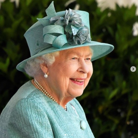 子犬達の名前が明らかになったエリザベス女王（画像は『The Royal Family　2020年6月13日付Instagram「Did you watch Her Majesty’s Official Birthday ceremony at Windsor Castle this morning?」』のスクリーンショット）