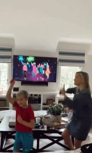 次男テネシー君と一緒に踊るリース（画像は『Reese Witherspoon　2021年3月15日付Instagram「A lovely day （in 30 seconds!）」』のスクリーンショット）
