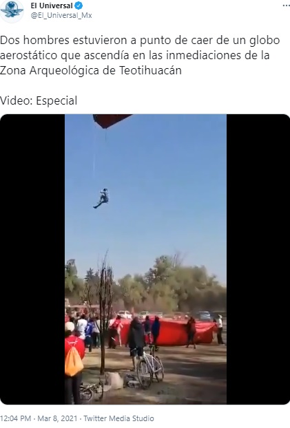 ロープに絡まって助かった男性（画像は『El Universal　2021年3月8日付Twitter「Dos hombres estuvieron a punto de caer de un globo aerostático que ascendía en las inmediaciones de la Zona Arqueológica de Teotihuacán」』のスクリーンショット）