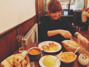量がすごいと話題になったインドカレー店での食事の様子（画像は『SAEKO　2018年3月18日付Instagram「昨夜はどうしてもインドカレーが食べたくて」』のスクリーンショット）