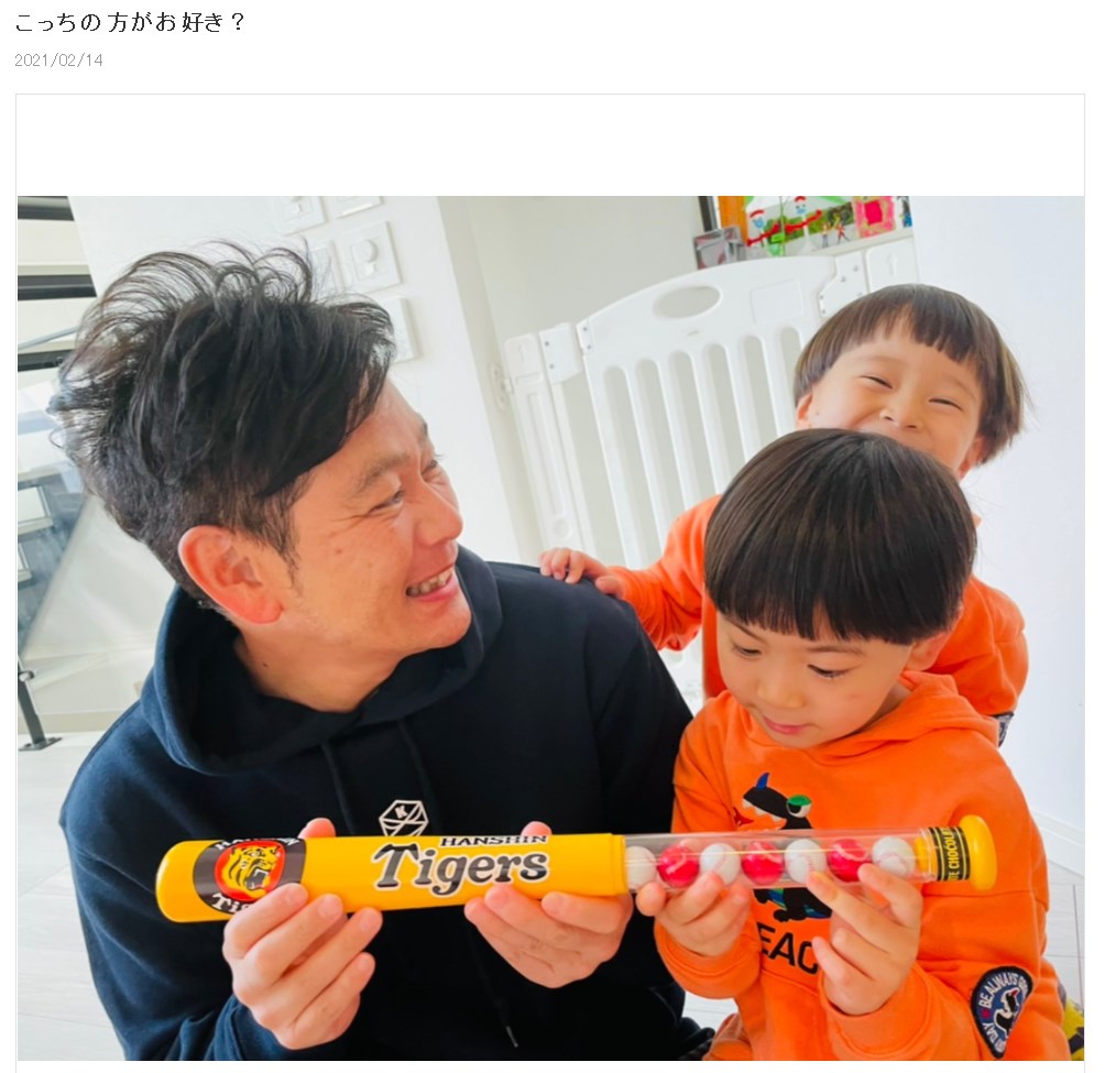 阪神タイガースのチョコレートをもらって喜ぶココリコ遠藤（画像は『ココリコ遠藤嫁　2021年2月14日付オフィシャルブログ「こっちの方がお好き？」』のスクリーンショット）