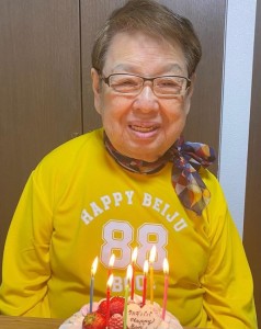 「HAPPY BEIJU 88」Tシャツを着た高木ブー（画像は『Boo Takagi 高木ブー　2021年3月8日付Instagram「皆さん、朝から沢山のお祝いメッセージやプレゼントなどありがとうございました。」』のスクリーンショット）