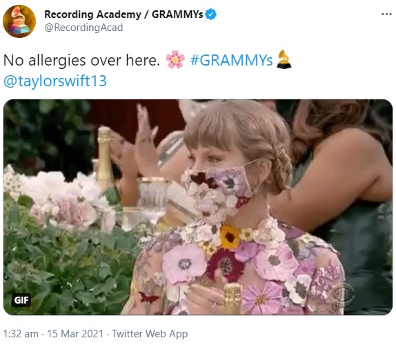 受賞したハリーに拍手を送るテイラー（画像は『Recording Academy / GRAMMYs　2021年3月15日付Twitter「No allergies over here.」』のスクリーンショット）