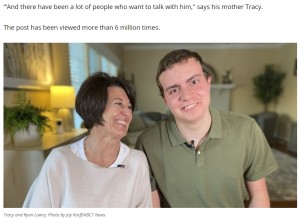 ライアンさんへの多数の応援メッセージに、母親のトレイシーさんも涙（画像は『WJLA　2021年3月13日付「‘Take a chance on me’: Young man with autism pens poignant cover letter that goes viral」（Photo by Jay Korff/ABC7 News）』のスクリーンショット）