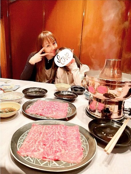 娘と食事をした神田うの（画像は『Uno Kanda　2021年3月14日付Instagram「独身の頃からお世話になっている六本木の瀬里奈さん」』のスクリーンショット）