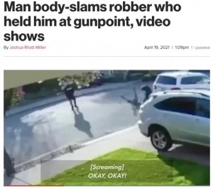 襲おうとした男性に投げ飛ばされた少年（画像は『New York Post　2021年4月19日付「Man body-slams robber who held him at gunpoint, video shows」』のスクリーンショット）