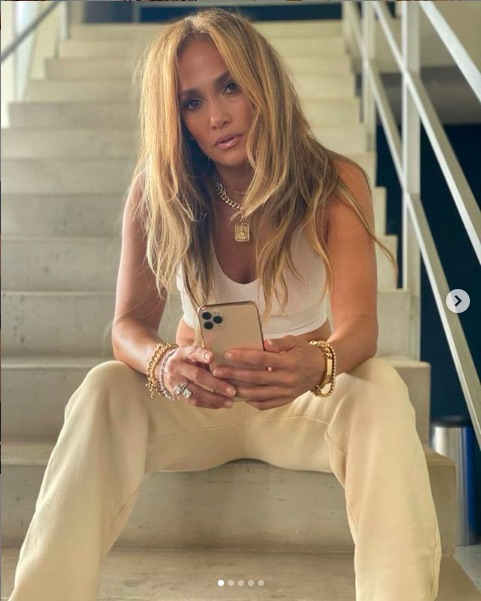 「指輪はどこ？」とファンをザワつかせたショット（画像は『Jennifer Lopez　2021年4月11日付Instagram「Keep calm and work on the weekend」』のスクリーンショット）