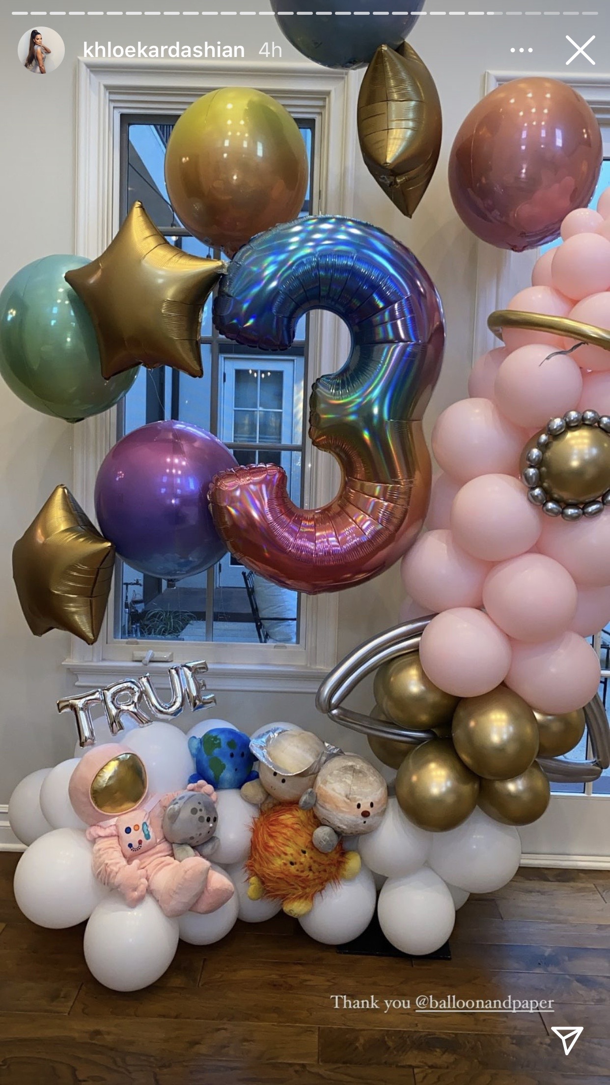 会場一面に飾られたキュートなバルーン（画像は『Khloé Kardashian　2021年4月12日付Instagram』のスクリーンショット）