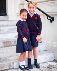今月20日より学校が再開したシャーロット王女とジョージ王子（画像は『Duke and Duchess of Cambridge　2019年9月5日付Instagram「The Duke and Duchess of Cambridge are very pleased to share a photograph of Prince George and Princess Charlotte at Kensington Palace this morning.」』のスクリーンショット）