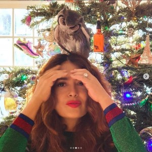 「ツリーより私の頭の方が好きなの」とサルマ（画像は『Salma Hayek Pinault　2020年12月16日付Instagram「Kering likes the tree but he likes my head better.」』のスクリーンショット）