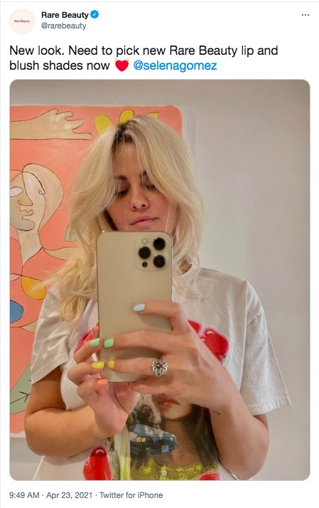 プラチナブロンドの髪をお披露目したセレーナ（画像は『Rare Beauty　2021年4月23日付Twitter「New look.」』のスクリーンショット）