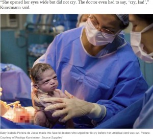 不機嫌な表情で生まれた赤ちゃん（画像は『news.com.au　2020年2月24日付「Newborn’s seriously unimpressed facial expression moments before doctor cuts cord has internet in stitches」（Picture: Courtesy of Rodrigo KunstmannSource:Supplied）』のスクリーンショット）