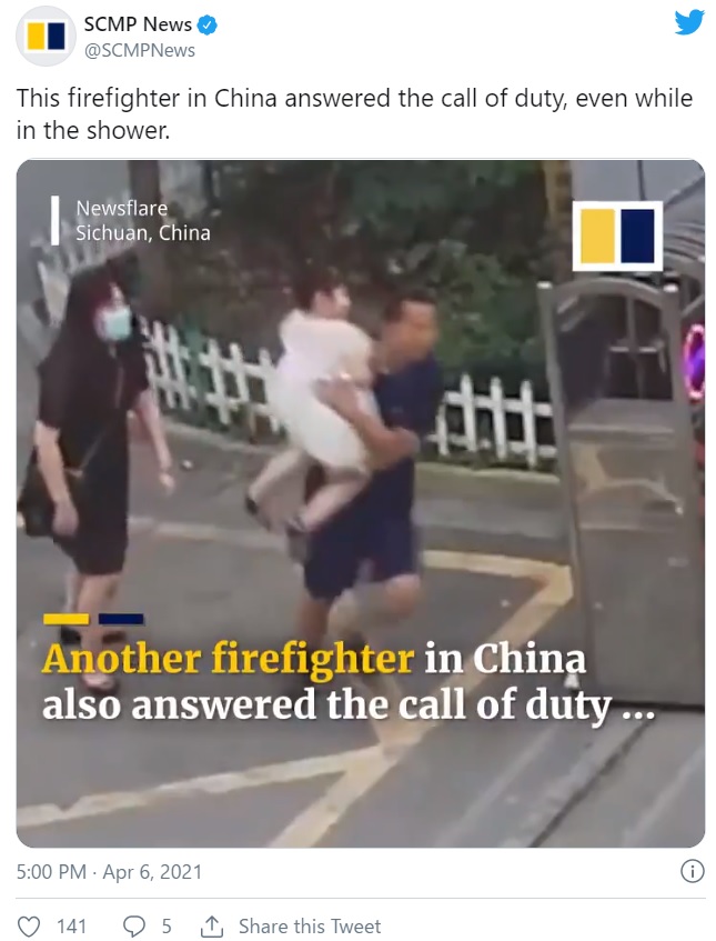 家族との時間も犠牲にし現場に駆けつける消防士たち（画像は『SCMP News　2021年4月6日付Twitter「This firefighter in China answered the call of duty, even while in the shower.」』のスクリーンショット）