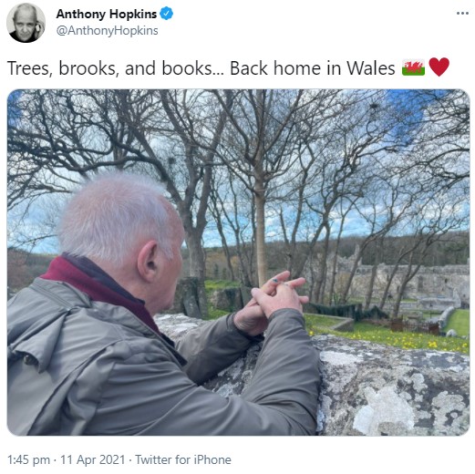 故郷ウェールズの風景を眺めるアンソニー（画像は『Anthony Hopkins　2021年4月11日付Twitter「Trees, brooks, and books... Back home in Wales」』のスクリーンショット）