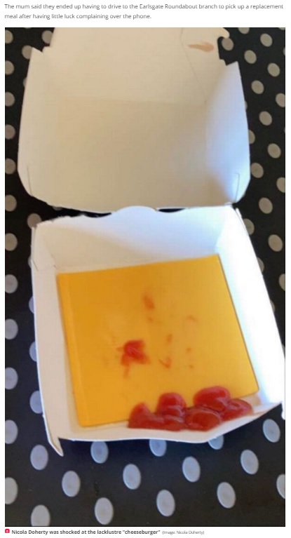 チーズバーガーを食べようとした男の子は、チーズとケチャップだけの中身に呆然（画像は『Daily Star　2021年4月12日付「Mum baffled as son’s McDonald’s meal is ‘cheese slice with four squirts of ketchup’」（Image: Nicola Doherty）』のスクリーンショット）