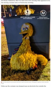 傷一つなく返されたビッグバードの着ぐるみ（画像は『The Guardian　2021年4月21日付「Self-proclaimed ‘Big Bird Bandits’ return ＄160,000 costume to Adelaide circus」（Photograph: Supplied, South Australian Police）』のスクリーンショット）