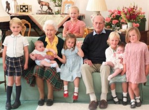 7人のひ孫に囲まれた女王と王配（画像は『The Royal Family　2021年4月14日付Instagram「The Queen and The Duke of Edinburgh surrounded by seven of their great-grandchildren at Balmoral Castle in 2018.」』のスクリーンショット）