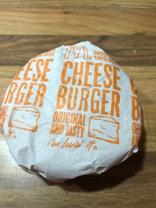 イギリスでも日本同様に通常は包装紙に包まれてチーズバーガーが提供される