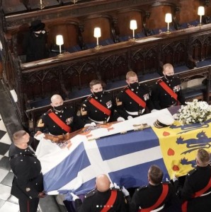 エリザベス女王の前に王配の棺が置かれる（画像は『The Royal Family　2021年4月17日付Instagram「This afternoon, The Duke of Edinburgh’s Funeral took place at Windsor Castle.」』のスクリーンショット）
