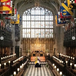 王配の棺に向かって頭を下げる参列者達（画像は『The Royal Family　2021年4月17日付Instagram「This afternoon, The Duke of Edinburgh’s Funeral took place at Windsor Castle.」』のスクリーンショット）