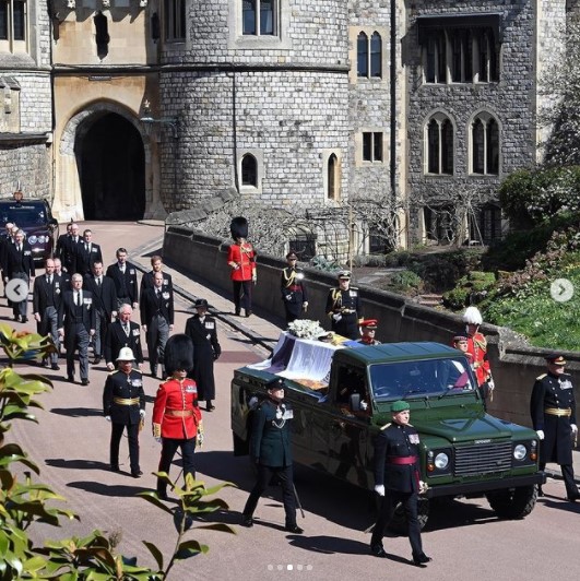 霊柩車の後ろで並んで歩くウィリアム王子やヘンリー王子ら（画像は『The Royal Family　2021年4月17日付Instagram「This afternoon, The Duke of Edinburgh’s Funeral took place at Windsor Castle.」』のスクリーンショット）