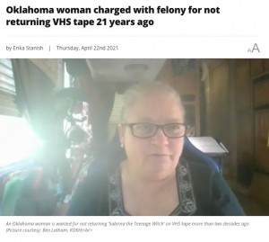 横領罪で指名手配されていたことに気付いたキャロンさん（画像は『Local 21 CBS News 2021年4月22日付「Oklahoma woman charged with felony for not returning VHS tape 21 years ago」（Picture courtesy: Ben Latham; KOKH）』のスクリーンショット）